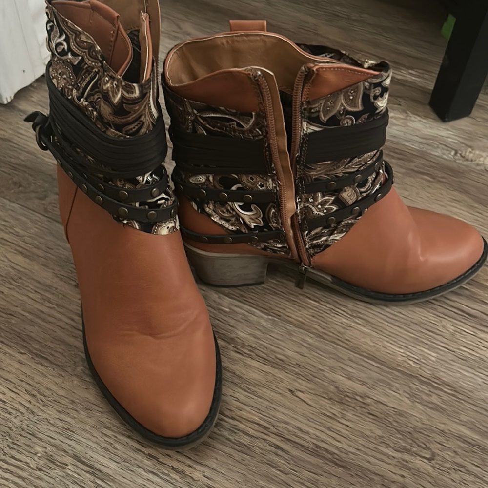 Women short cowgirl boots